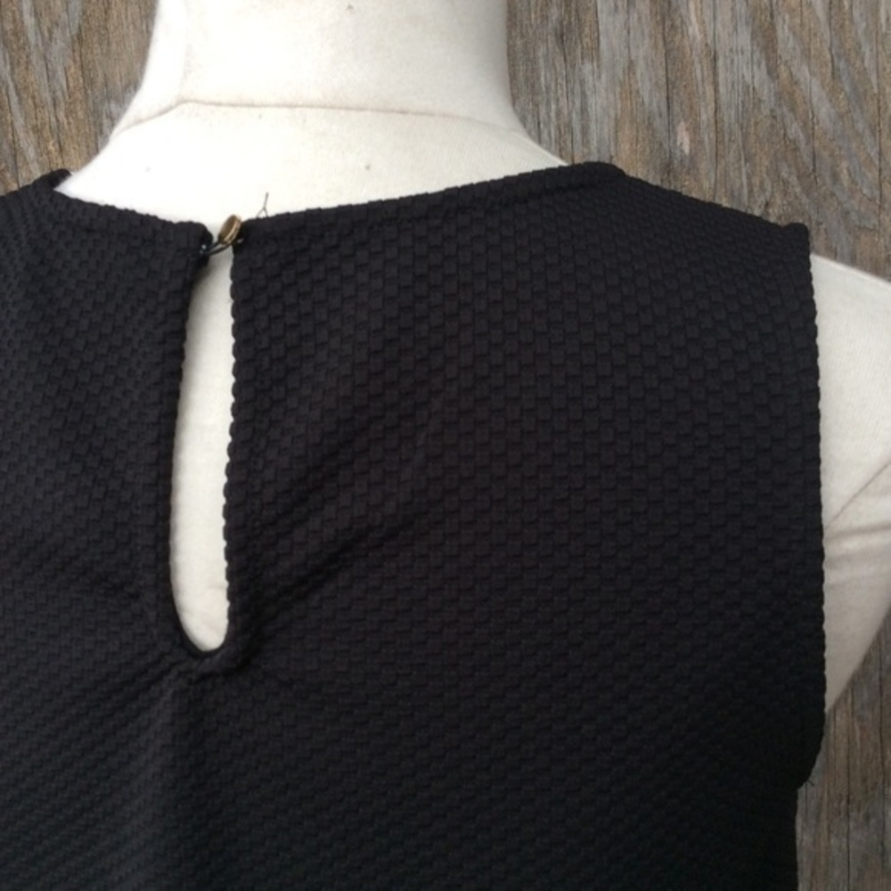 In-City Baroque Gold Status Print Shell Top - Picture 8 of 8